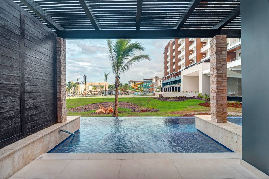 Royalton Blue Water Swim-Up Suite