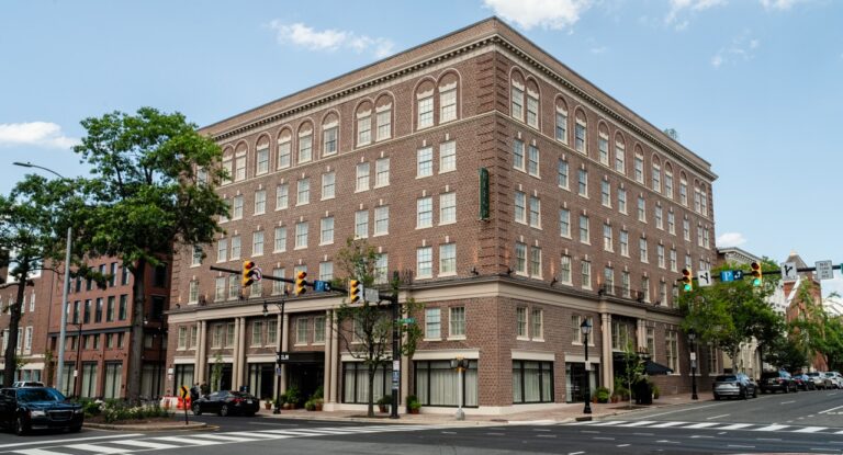 Hotel Heron Exterior