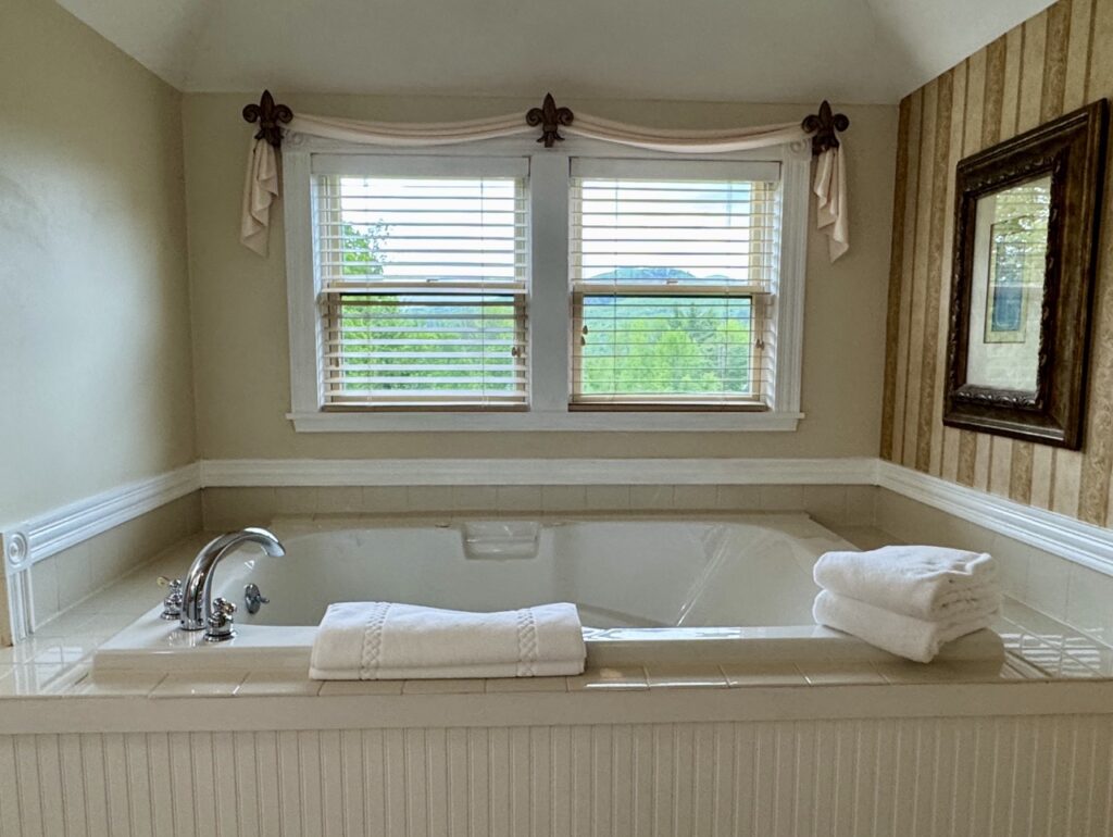 Inn at Thorn Hill Presidential Suite spa tub